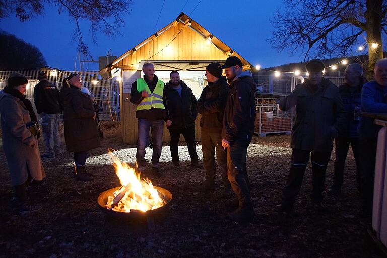 Viele Gespräche gab es bei der BBV-Mahnwache in Oberschleichach, zu der Ortsobmann Dieter Karg eingeladen hatte.