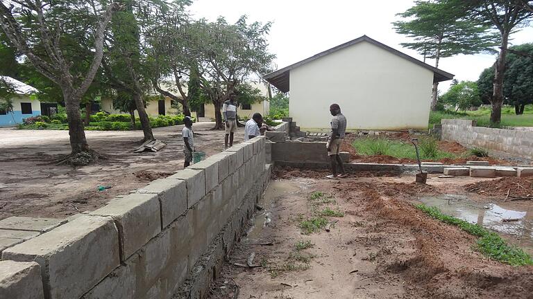 Projekt für die Grundschule Tumaini - Projekt für die Grundschule Tumaini Projekt für die Grundschule Tumaini - Projekt für die Grundschule Tumaini