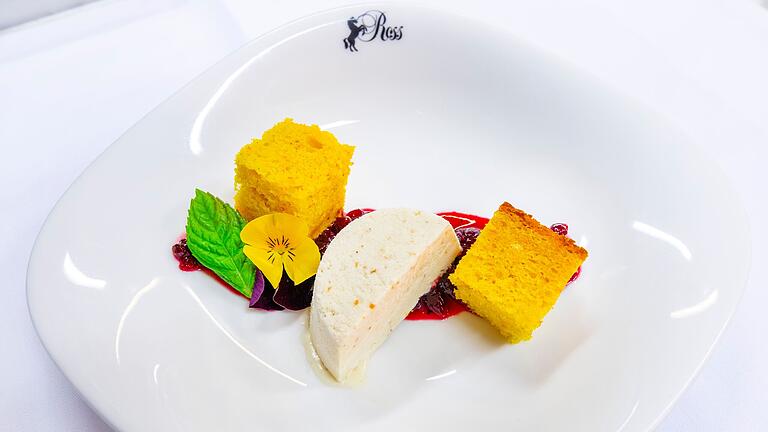 Köchin Michelle Weinmann vom Hotel Ross entschied sich für einen Kürbiskuchen mit Nussparfait und Preiselbeeren. Köchin Michelle Weinmann vom Hotel Ross entschied sich für einen Kürbiskuchen mit Nussparfait und Preiselbeeren.