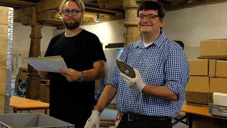 Teamarbeit: Dr. Mathias Will und sein Kollege Dr. Heiner Schwarzberg sind dabei, die Exponate der Archäologischen Sammlung in der Bad Königshöfer Schranne zu verpacken. In der Staatlichen Sammlung in München werden die Objekte während der Sanierung zwischengelagert, vor allem aber wird dort das Vitrinenkonzept erarbeitet. Ende 2018 soll die Schranne wiedereröffnen. Teamarbeit: Dr. Mathias Will und sein Kollege Dr. Heiner Schwarzberg sind dabei, die Exponate der Archäologischen Sammlung in der Bad Königshöfer Schranne zu verpacken. In der Staatlichen Sammlung in München werden die Objekte während der Sanierung zwischengelagert, vor allem aber wird dort das Vitrinenkonzept erarbeitet. Ende 2018 soll die Schranne wiedereröffnen.