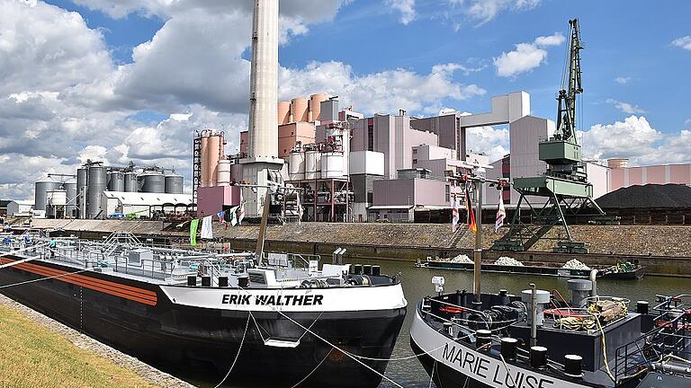 Die &bdquo;Erik Walther&rdquo; und die &bdquo;Marie Luise&rdquo; müssen ab jetzt nicht mehr &bdquo;ungetauft&rdquo; ihre Arbeit verrichten. Das Tankmotorschiff (TMS) und der Tankschubleichter (TSL) bringen Mineralöle nach Schweinfurt.