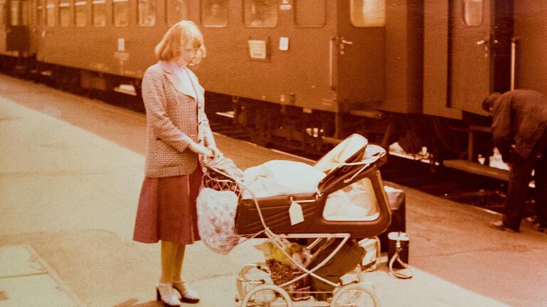 Am Ziel: Karla Fritzsche mit ihrer kleinen Doreen nach der Ankunft im Mai 1976 am Würzburger Hauptbahnhof.&nbsp;