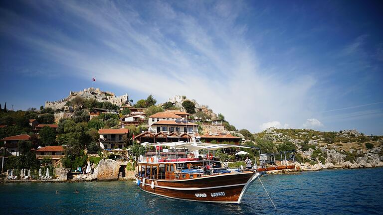 Küstenszene Türkei       -  Die Türkei war bislang  vergleichsweise günstig und deshalb bei Sommerurlaubern sehr nachgefragt.