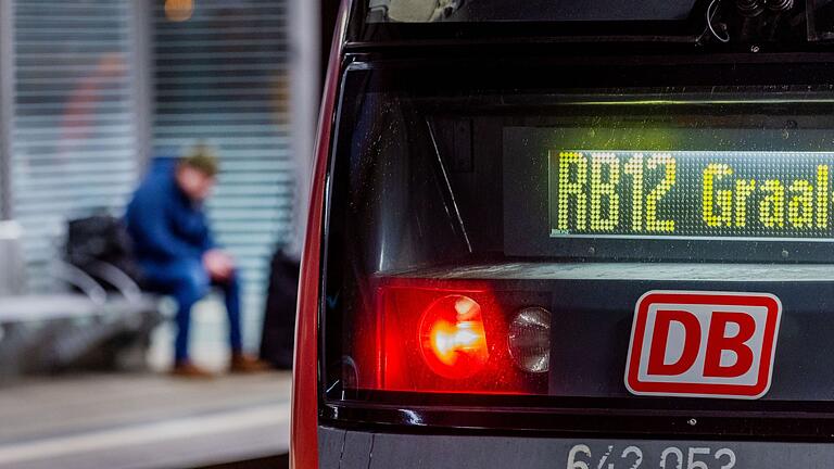 Mann wartet auf Bahnsteig.jpeg       -  Fährt er oder fährt er nicht? Die Lokführergewerkschaft GDL hat zu einem weiteren Streik aufgerufen.