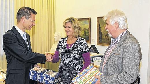 Kartons packen für einen guten Zweck - (mab) Noch bis zum 15. November nimmt die Aktion „Weihnachten im Schuhkarton“ Weihnachtspäckchen für bedürftige Kinder in aller Welt entgegen. In die Schuhkartons können Schulmaterialen, Süßigkeiten, Hygieneartikel oder kleine Überraschungen gepackt werden. Zudem empfiehlt sich eine Spende von 6 Euro für den Transport der Pakete. Annahmestellen im Landkreis Schweinfurt sind der Bürgerservice im Rathaus, Schuh Mücke, Radio Primaton und die Stadtgalerie (alle Schweinfurt), das Max-Inzinger-Küchenstudio (Sennfeld), Dieter Monz (Poppenhausen) sowie Familie Schnepf, Familie Schäflein und City Foto (alle Werneck). Adressen, weitere Annahmestellen und Informationen gibt es unter www.geschenke-der-hoffnung.org. Unser Foto zeigt Schweinfurts Oberbürgermeister Sebastian Remelé (l.), der traditionell die Schirmherrschaft übernommen hat. Er überreicht Kornelia und Wolfgang Schnepf, den Koordinatoren der Aktion in der Region Schweinfurt, zwei Päckchen. Kartons packen für einen guten Zweck - (mab) Noch bis zum 15. November nimmt die Aktion „Weihnachten im Schuhkarton“ Weihnachtspäckchen für bedürftige Kinder in aller Welt entgegen. In die Schuhkartons können Schulmaterialen, Süßigkeiten, Hygieneartikel oder kleine Überraschungen gepackt werden. Zudem empfiehlt sich eine Spende von 6 Euro für den Transport der Pakete. Annahmestellen im Landkreis Schweinfurt sind der Bürgerservice im Rathaus, Schuh Mücke, Radio Primaton und die Stadtgalerie (alle Schweinfurt), das Max-Inzinger-Küchenstudio (Sennfeld), Dieter Monz (Poppenhausen) sowie Familie Schnepf, Familie Schäflein und City Foto (alle Werneck). Adressen, weitere Annahmestellen und Informationen gibt es unter www.geschenke-der-hoffnung.org. Unser Foto zeigt Schweinfurts Oberbürgermeister Sebastian Remelé (l.), der traditionell die Schirmherrschaft übernommen hat. Er überreicht Kornelia und Wolfgang Schnepf, den Koordinatoren der Aktion in der Region Schweinfurt, zwei Päckchen.