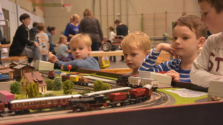 Einmal Lokomotivfürher sein, wenn auch nur bei einer Modelleisenbahn, war nur eine Möglichkeit der Beschäftigung beim Spieletag in der Mainlandhalle.