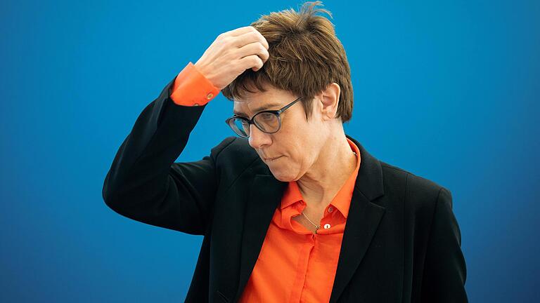 Die CDU-Chefin Annegret Kramp-Karrenbauer scheint mit neuen Kommunikationsformen überfordert zu sein. Die CDU-Chefin Annegret Kramp-Karrenbauer scheint mit neuen Kommunikationsformen überfordert zu sein.