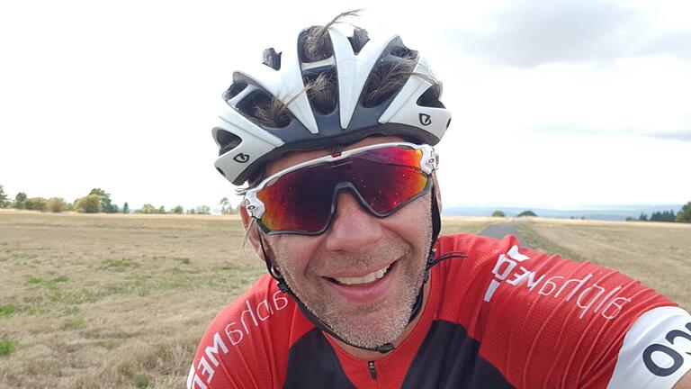 Klaus Arnold (im Bild) beim Rad-Training vor seinem Start Anfang Oktober beim Ironman in Hawaii. Klaus Arnold (im Bild) beim Rad-Training vor seinem Start Anfang Oktober beim Ironman in Hawaii.