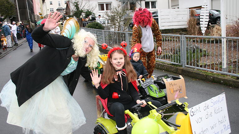 Geroda Faschingszug - Bunt und lustig war es beim Faschingszug in Geroda. Geroda Faschingszug - Bunt und lustig war es beim Faschingszug in Geroda.