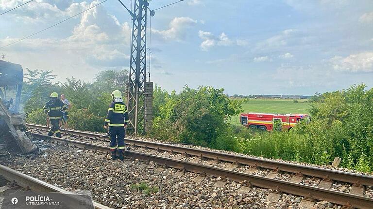 Zugunglück in der Slowakei       -  Einsatzkräfte am Unglückort im slowakischen Nove Zamky.