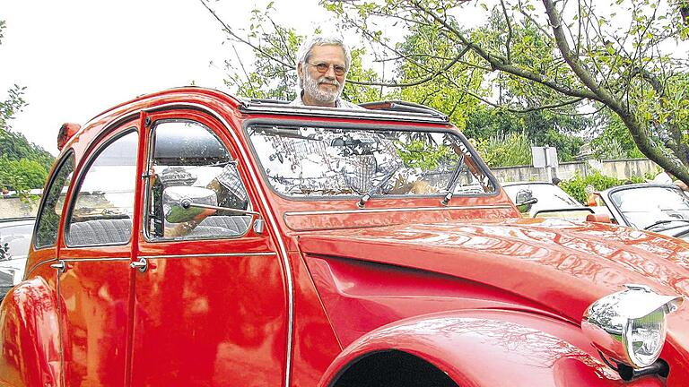 Mit seiner knallroten &bdquo;Ente&ldquo;, dem legendären Citroen 2CV, kam Michael Markowski aus Kleinmünster zum Oldtimertreffen nach Gleisenau. &bdquo;Es macht richtig Spaß, damit zu fahren&ldquo;, schwärmt der Besitzer.