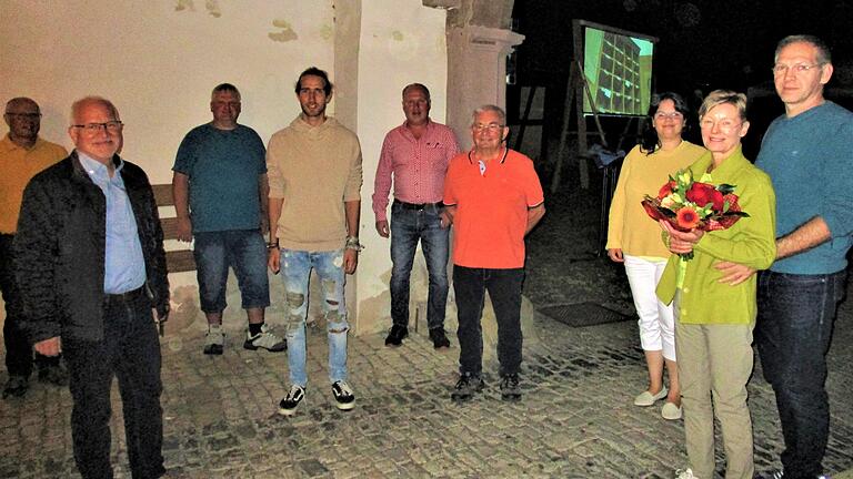 Filmpremiere im Oberschwarzacher Schloss&nbsp; mit (von links): Willi Groha, Bürgermeister Manfred Schötz, Andreas Zehner, Jakob Römer, Dietmar Herold, Leo Niedermaier, Wera Kutscha und Jochen Weltz.