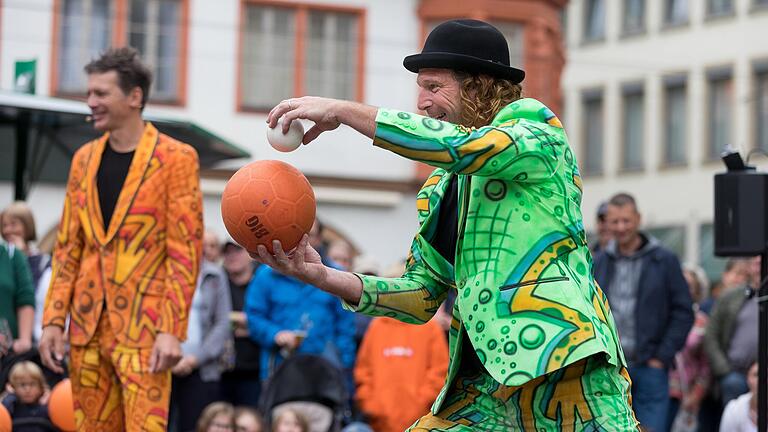 Kunststücke in der Innenstadt gibt es beim STRAMU – hier der  Künstler 'The Flying Dutchmen' 2019.&nbsp;