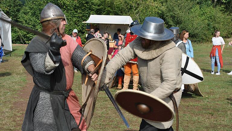 Die Kämpfe beim Mittelalterfest am Sulzfelder Badesee dauerten wegen der behindernden Rüstungen nicht allzu lange.