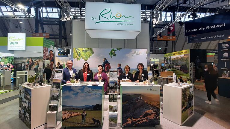 Horst Mikliss, Juliane Schmitt, Britta Heim, Ursula Kritsch und Kerstin Seegräber informierten Besucher der Reisemesse CMT in Stuttgart über die Reiseziele Bad Neustadt und Rhön.