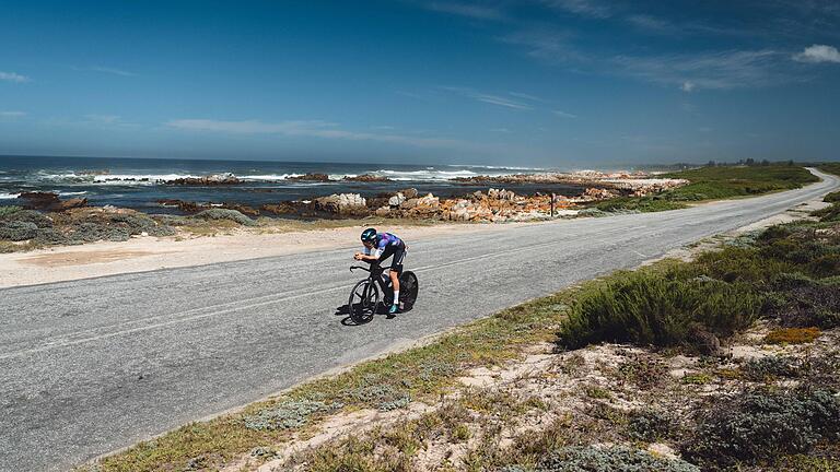 Triathletin Laura Zimmermann wird beim Ironman Südafrika Fünfte.