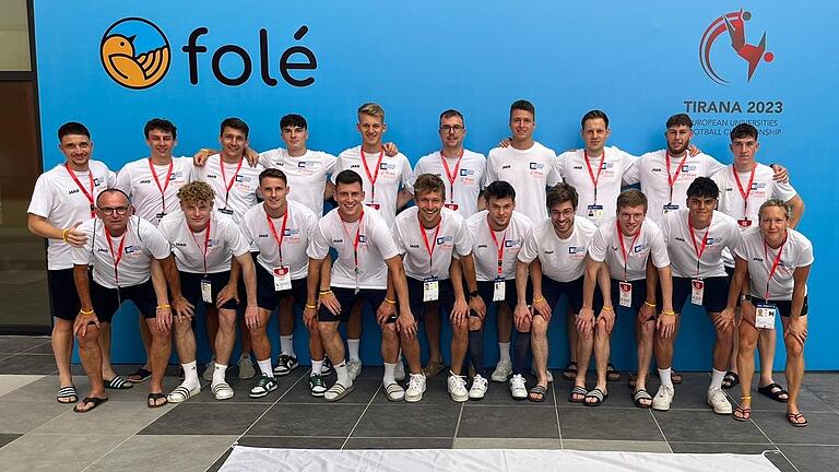 Die Fußball-Mannschaft der WG Würzburg nimmt an der Uni-Europameisterschaft 2023 in Tirana, Albanien, teil. Hintere Reihe (von links): Jannik Feidel, Ferdinand Hansel, Ben Müller, Roman Hartleb, Nicolas Reinhart, Stefan Wasser, Julian Schneider, Friedrich Philipp-Messerschmidt, Julian Wild, Simon Schäffer. Vorne: Gerhard Bömmel, Paul Obrusnik, Leonard Langhans, Alexander McBride, David Bröer, Tom Bretorius, Erik Schnell-Kretschmer, Lennart Bolg, Hannes Glas, Eva Wenzlik. Zur Mannschaft gehört auch Moritz Wagenhäuser.
