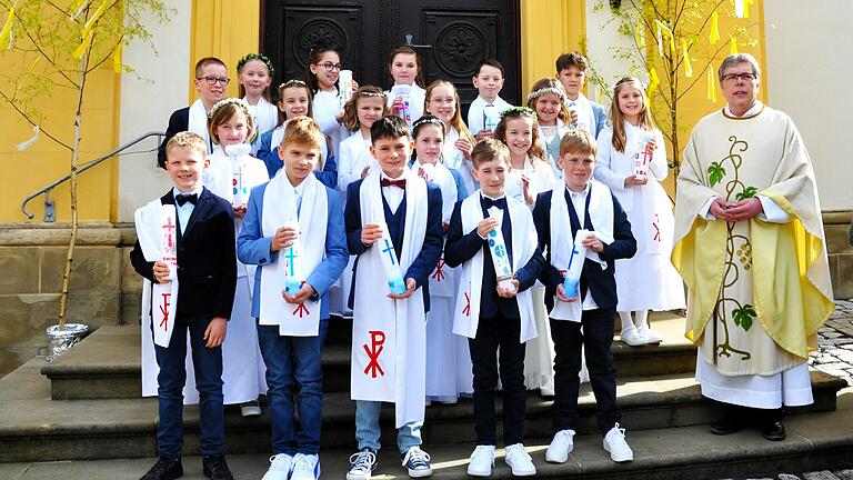 Di e Kommunionkinder stellen sich mit Pfarrer Thomas Amrehn zum Erinnerungsfoto: Brand Kimi (Usp) Brendler Hannes (Usp) Bürger Vroni (Usp) Engert Mila (Osp) Friedrich Leo (Osp) Häusler Mila-Sophie (Usp) Krohn Mira (Osp) Lutz Juliane (Osp) Markiewicz Tiara (Osp) Nicklas Melina (Ger) Pretscher Lena (Osp) Schanz Melina (Osp) Schöneich Lukas (Osp) Schwarzer Felix (Usp) Seufert Vincent (Usp) Söllner Mateo (Usp) Steuerwald Lina (Usp) Stürmer Sofie (Osp) Surgiewicz Alexander (Usp).