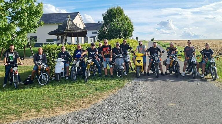 Ein Teil der Schallfelder Mopedausflügler traf sich im Vorfeld der Tour zum Gruppenfoto. Ein Teil der Schallfelder Mopedausflügler traf sich im Vorfeld der Tour zum Gruppenfoto.
