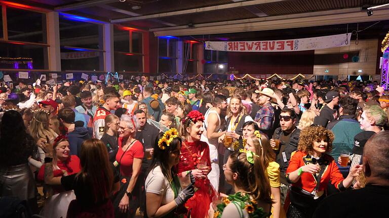Etliche Besucherinnen und Besucher füllten die Sport- und Kulturhalle beim Faschingsevent der Feuerwehr Sand. Etliche Besucherinnen und Besucher füllten die Sport- und Kulturhalle beim Faschingsevent der Feuerwehr Sand.