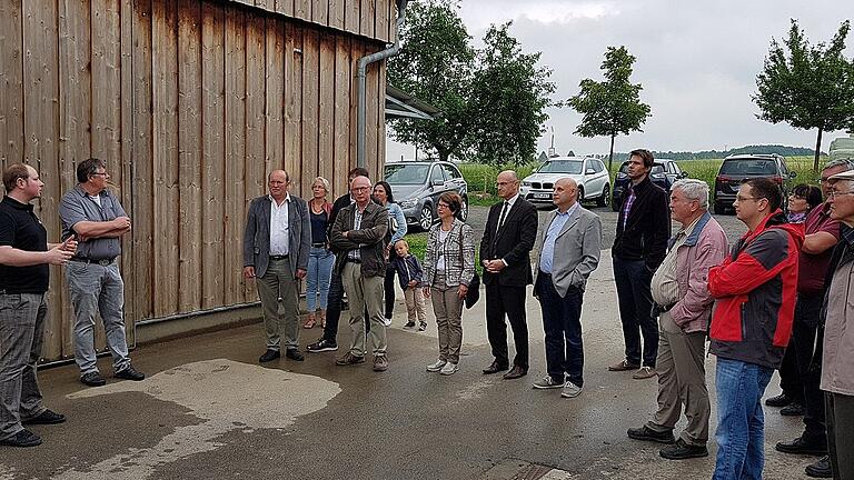 Der CSU Ortsverband Hofheim besichtigte die Firma Auenland Beef und wurde von Jonathan und Georg Eller informiert.