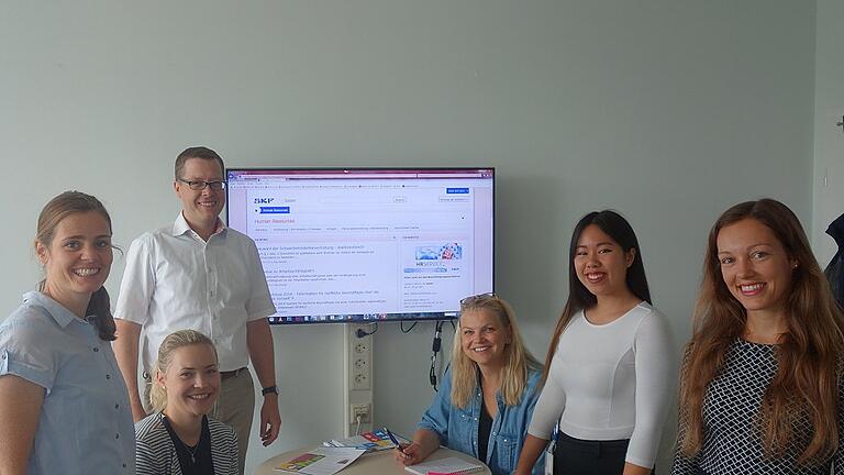 Arbeiten im Team. Bei SKF hat Katharina Engler Erfahrungen gesammelt, die sie in der Schule einbringen will. Von links: Lisa Eilmes, Fabienne Pipial, Michael Wilhelm, Claudia Kind, My Linh Pham und Katharina Engler.