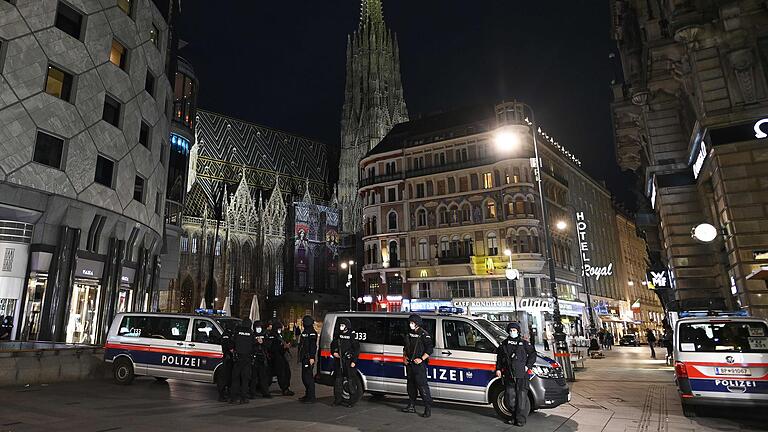 Polizisten am Stephansdom vor einem Trauergottesdienst für die Opfer: Bericht über den&nbsp;Terror von Wien führten zu zahllosen Beschwerden beim Presserat.&nbsp;