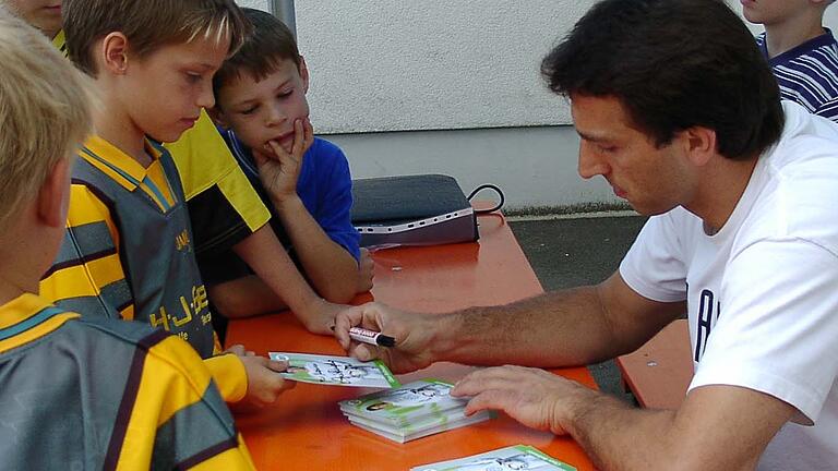 Autogrammstunde: Geduldig schreibt Claus Reitmaier Nachwuchs-Kickern aus Lohr eine Widmung. Autogrammstunde: Geduldig schreibt Claus Reitmaier Nachwuchs-Kickern aus Lohr eine Widmung.