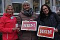 Bei der Fahnenaktion zum Internationalen Tag gegen Gewalt an Frauen (von links): Sabine Dreibholz, Leiterin des Schweinfurter Frauenhauses, Heide Wunder, Gleichstellungsbeauftragte der Stadt Schweinfurt, und Ayfer Rethschulte (Dritte Bürgermeisterin).