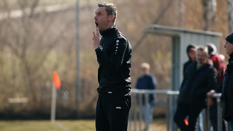Trainer Michael Lutz hat aktuell wenig zu klagen. Seine Mannschaft, der TSV Ettleben/Werneck II, steht mit zehn Punkten Vorsprung an der Tabellenspitze der A-Klasse Schweinfurt 1. Trainer Michael Lutz hat aktuell wenig zu klagen. Seine Mannschaft, der TSV Ettleben/Werneck II, steht mit zehn Punkten Vorsprung an der Tabellenspitze der A-Klasse Schweinfurt 1.