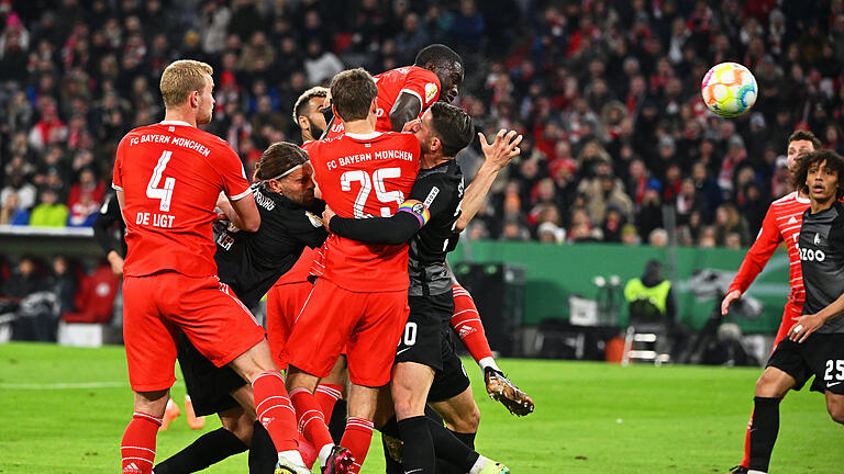 Bayern München - SC Freiburg.jpeg       -  Die Führung des FC Bayern: Dayot Upamecano (oben) köpfte zum 1:0 ein.