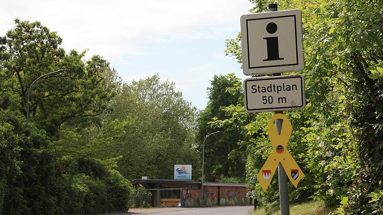 Mit symbolischen Gelben Schleifen drücken Gemeinden ihre Solidarität mit Bundeswehreinheiten aus, mit denen sie eine Patenschaft unterhalten. Das Bild zeigt eine der Schleifen in der der Dingolshäuser Straße in Gerolzhofen.