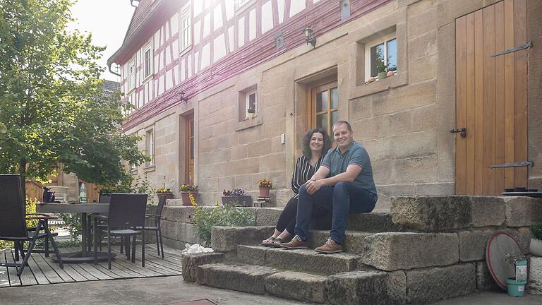 Johannes Schäfer und seine Frau Verena haben in Ueschersdorf einen alten Dreiseithof saniert. Heute präsentiert sich dieser als modernes Zuhause mit historischem Charme.