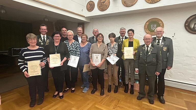 Die Jubilare (von links): Gudrun Wagenhäuser, Schützenmeister Alexander Schäflein, Anni Fischer, Georg Seubert, Edith Helmschrott, Georg Brückner, Helene Scheuring, Edwin Feustel, Gabriele Seubert, Elfriede Stöhlein, Gerhard Feustel, Ulrike Weber, Reinhard Beutel, Gauschützenmeister Norbert Mahr.