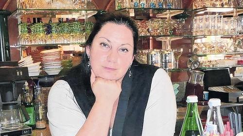 Lucia Cavalieri-Guida, seit acht Jahren Betreiberin der Bad Königshöfer Eisdiele „Santa Lucia“, ist sauer. Die Stadt Bad Königshofen will ihr ab August nicht mehr gestatten, Tische und Stühle auf zwei Parkplätze vor einer benachbarten Apotheke zu stellen. Bis zu 30 Plätze gehen ihr dadurch im Freien verloren. Lucia Cavalieri-Guida, seit acht Jahren Betreiberin der Bad Königshöfer Eisdiele „Santa Lucia“, ist sauer. Die Stadt Bad Königshofen will ihr ab August nicht mehr gestatten, Tische und Stühle auf zwei Parkplätze vor einer benachbarten Apotheke zu stellen. Bis zu 30 Plätze gehen ihr dadurch im Freien verloren.