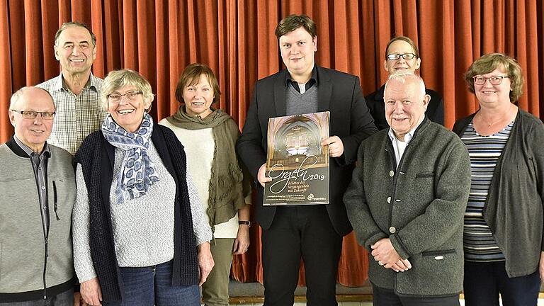 Ein ereignisreiches Jahr 2019 mit der Installation einer neuen Orgel in der Marienkirche kommt auf den Vorstand des Orgelbauvereins Königsberg zu (von links): Schriftführer Walter Schneider, Beisitzer Alfred Austel, Vorsitzende Barbara May, Kassiererin Lore Ehrhardt, Pfarrer Peter Hohlweg mit dem Orgelkalender, zweiten Vorsitzenden Heinz Christian Hafke, Organistin Kerstin Wrzosok (halb verdeckt) und Organistin Ute Gutzeit.