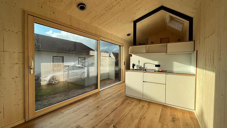 Unten: Wohnraum mit Küchenzeile, oben: Schlafraum: Blick ins Innere des Tiny House in Abtswind.