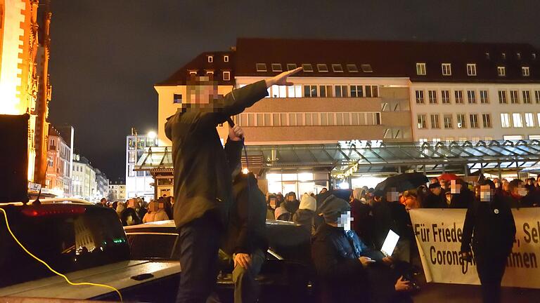 Obwohl er 'objektiv' einen Hitlergruß gezeigt habe, wurde ein Redner einer Würzburger 'Querdenker'-Versammlung freigesprochen.