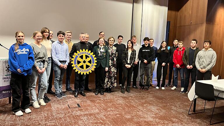 Auf dem Bild: Ralph Schüller (mit Wappen), Präsident Rotary Würzburg, umringt von nationalen und internationalen Jugendlichen.