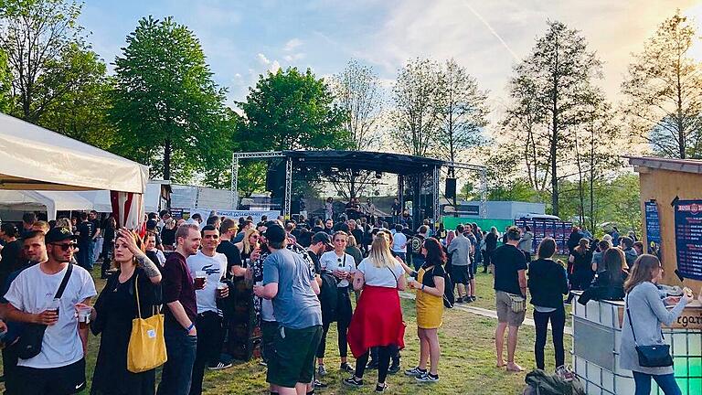 Egal, ob man der Musik lauschen oder einfach ein Bier trinken möchte: Beim Festival 'Rambazamba in der Pampa' ist für jeden was geboten (Archivbild, 2019). Egal, ob man der Musik lauschen oder einfach ein Bier trinken möchte: Beim Festival 'Rambazamba in der Pampa' ist für jeden was geboten (Archivbild, 2019).