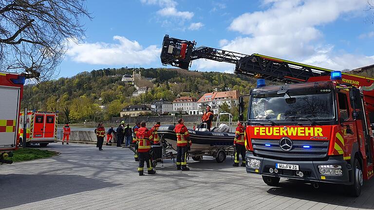 An einem Dienstagnachmittag im April rückte die Feuerwehr Würzburg zu einer Rettungsaktion am Mainkai in Würzburg aus. Auch das Rettungsboot der Wasserwacht kam zum Einsatz.