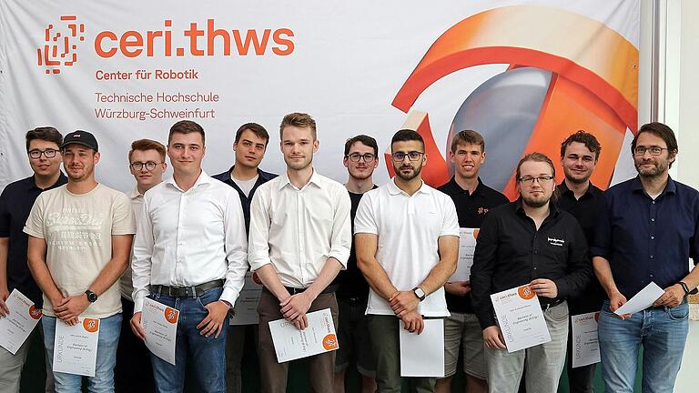 Einige Absolventen des ersten Robotik-Jahrgangs an der THWS wurden geehrt. Ganz rechts: der Vorsitzende der Prüfungskommission Prof. Dr. Rainer Herrler