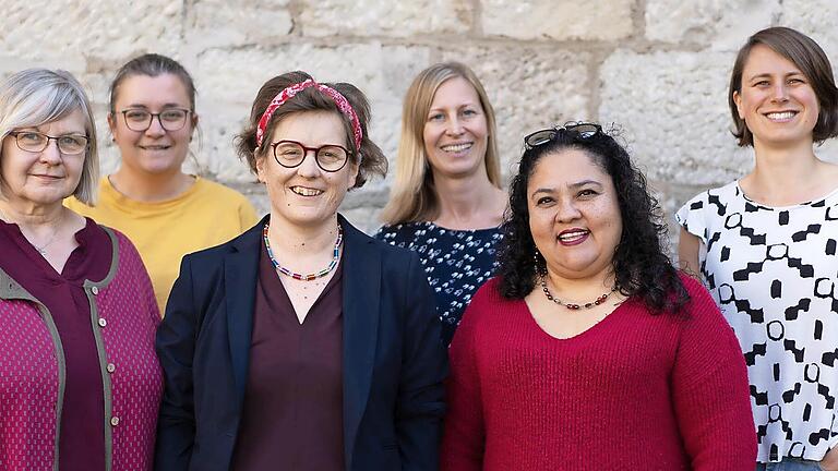 Sie engagieren sich für Solwodi (von links): Barbara Wellner, Hanna Schluckebier, Freya Altenhöner, Margarete Kirch, Marcela Hölzer und Miriam Schößler - Sie engagieren sich für Solwodi (von links): Barbara Wellner, Hanna Schluckebier, Freya Altenhöner, Margarete Kirch, Marcela Hölzer und Miriam Schößler Sie engagieren sich für Solwodi (von links): Barbara Wellner, Hanna Schluckebier, Freya Altenhöner, Margarete Kirch, Marcela Hölzer und Miriam Schößler - Sie engagieren sich für Solwodi (von links): Barbara Wellner, Hanna Schluckebier, Freya Altenhöner, Margarete Kirch, Marcela Hölzer und Miriam Schößler