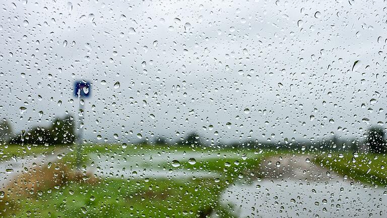 Regen       -  Regen und Schneeschmelze können in Franken zu Hochwasser führen. (Symbolbild)