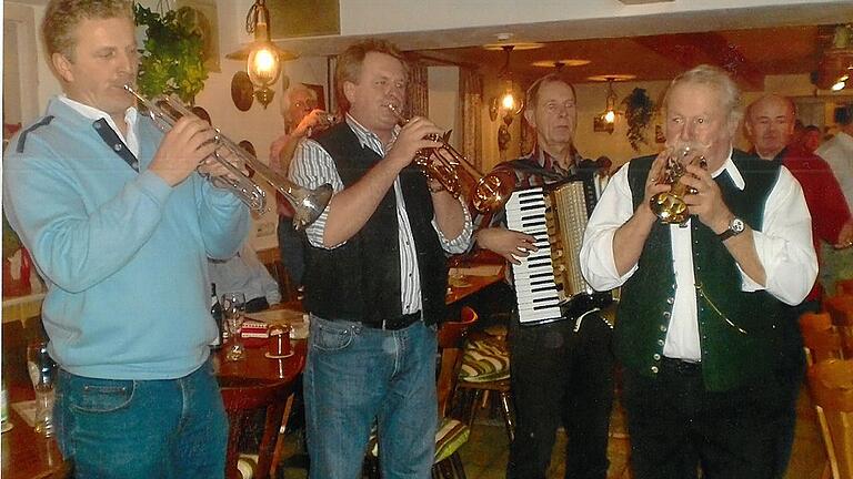 Legendäre Zeiten und immer ein volles Haus: Wenn die Musikanten zum jährlichen Wirtshaussingen in der Rose aufspielten, strömten auch aus den umliegenden Ortschaften die Gäste herbei. Legendäre Zeiten und immer ein volles Haus: Wenn die Musikanten zum jährlichen Wirtshaussingen in der Rose aufspielten, strömten auch aus den umliegenden Ortschaften die Gäste herbei.