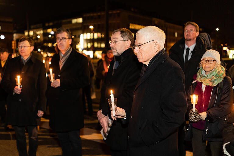 Zahlreiche Menschen kam zum Gedenken an die getöteten Juden aus Würzburg. Zahlreiche Menschen kam zum Gedenken an die getöteten Juden aus Würzburg.