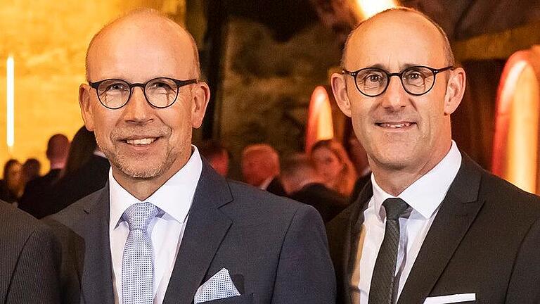 Die beiden Vorstandsmitglieder der VR-Bank Joachim Erhard (links) und Claus Reder wollen mithelfen, Bundesliga-Basketball in Würzburg zukunftssicher zu machen.