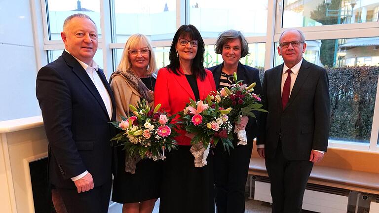 Auf dem Foto (von links): Landrat Thomas Bold, die ehemalige Schulamtsdirektorin Cornelia Krodel, die neue Schulamtsdirektorin Birgit Herré, Rektorin Susanne Kolb und Regierungspräsident Dr. Eugen Ehmann.       -  Auf dem Foto (von links): Landrat Thomas Bold, die ehemalige Schulamtsdirektorin Cornelia Krodel, die neue Schulamtsdirektorin Birgit Herré, Rektorin Susanne Kolb und Regierungspräsident Dr. Eugen Ehmann.