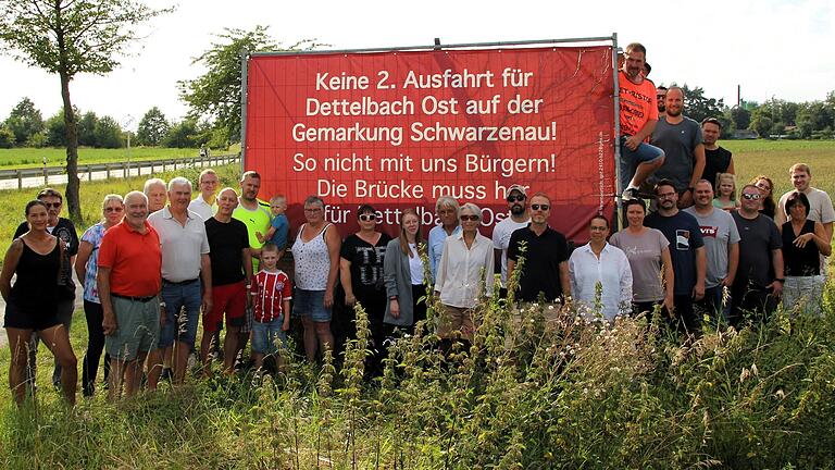 Die BI Verkehrssicherheit Schwarzenau in Aktion: Bürgerinnen und Bürger aus dem Schwarzacher Ortsteil warnen vor den Gefahren für Fußgänger und Radfahrer. Die BI Verkehrssicherheit Schwarzenau in Aktion: Bürgerinnen und Bürger aus dem Schwarzacher Ortsteil warnen vor den Gefahren für Fußgänger und Radfahrer.