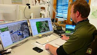 Beim Scrollen durch das Netz sucht Digital-Ranger Maximilian Markert bei Planungsportalen und in Sozialen Medien nach Routenvorschlägen, die den Naturschutz-Vorschriften widersprechen. Oder nach Fotos, die mitten in geschützten Gebieten aufgenommen worden sind.